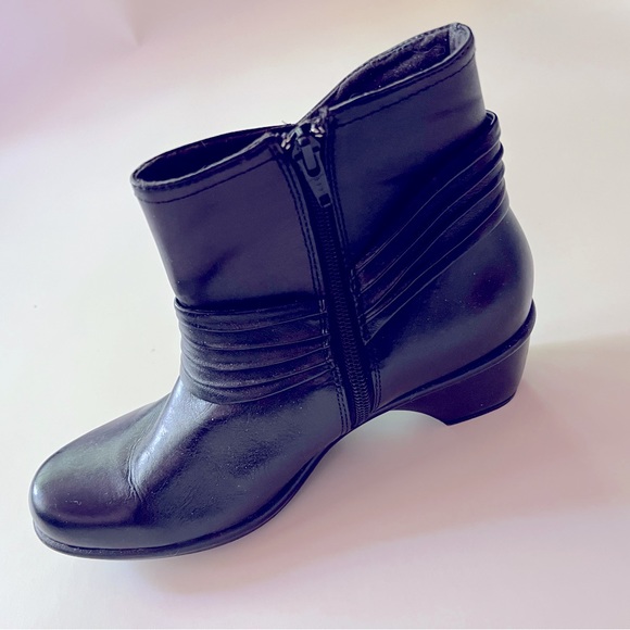 Clarks Shoes - Like New CLARKS Leather Ankle Boots